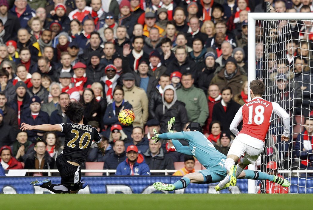 Petr Čech chytá šanci hráče Leicesteru Okazakiho