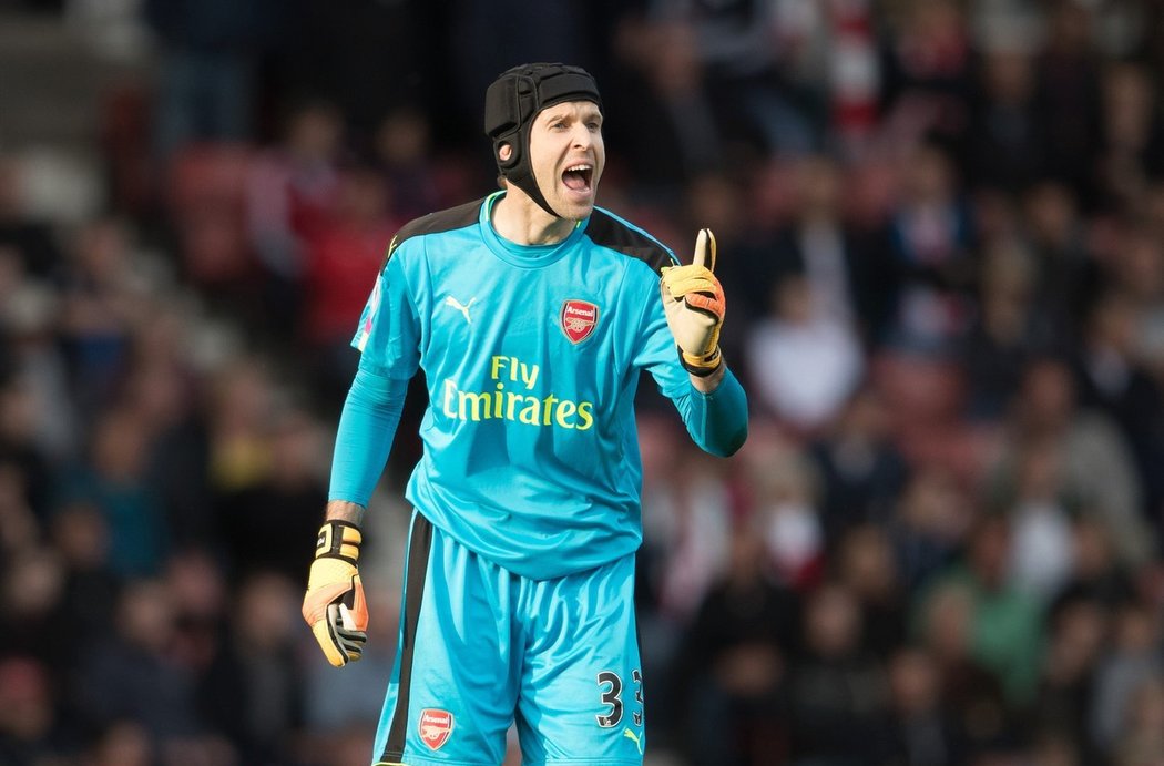 Český brankář Petr Čech v zápase se Stoke