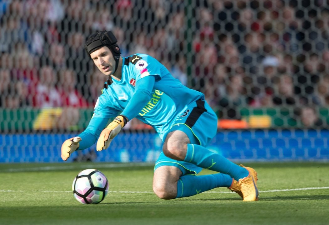 Český brankář Petr Čech v zápase se Stoke