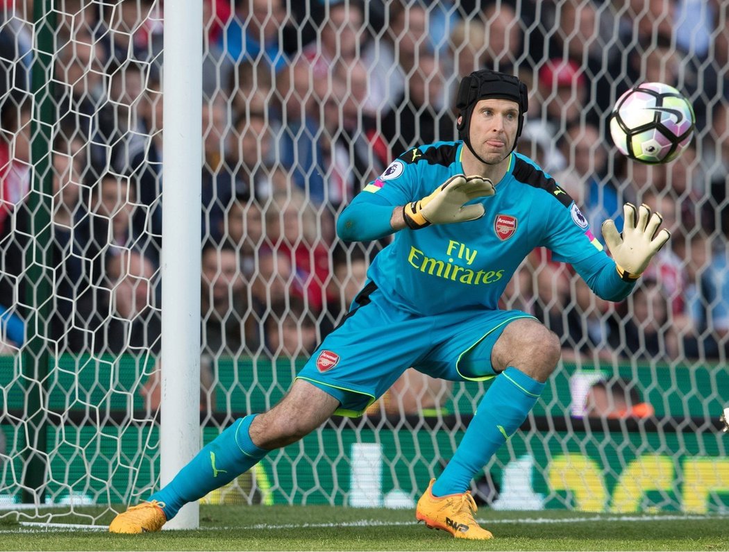 Český brankář Petr Čech v zápase se Stoke