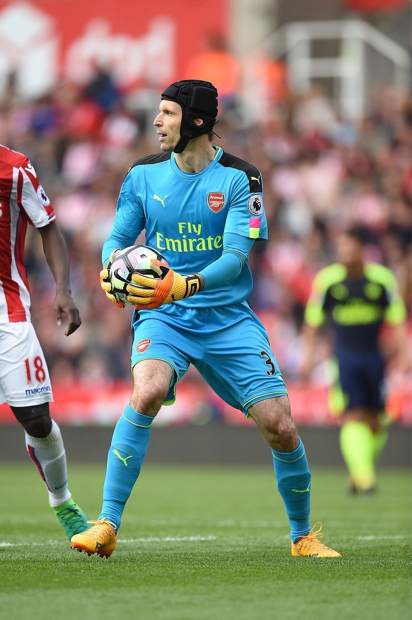 Český brankář Petr Čech v zápase se Stoke