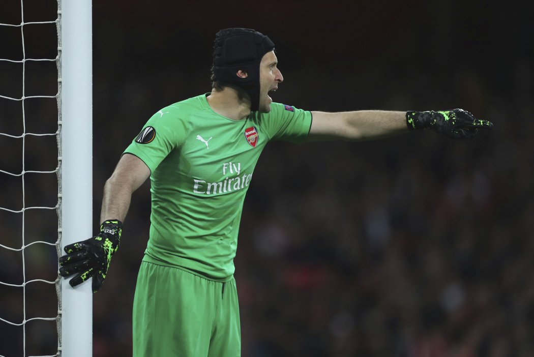 Brankář Arsenalu Petr Čech během zápasu semifinále Evropské ligy s Valencií