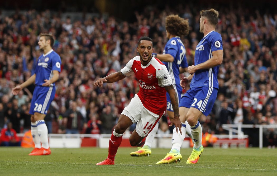 Útočník Arsenalu Theo Walcott se raduje z branky do sítě Chelsea