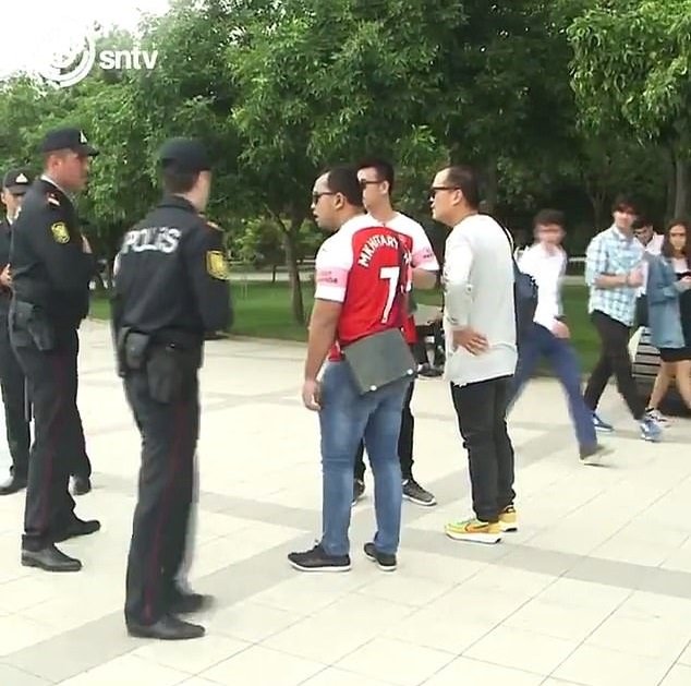 Policejní hlídka v Baku zastavila fanoušky Arsenalu v dresu hráče Gunners Mchitarjana