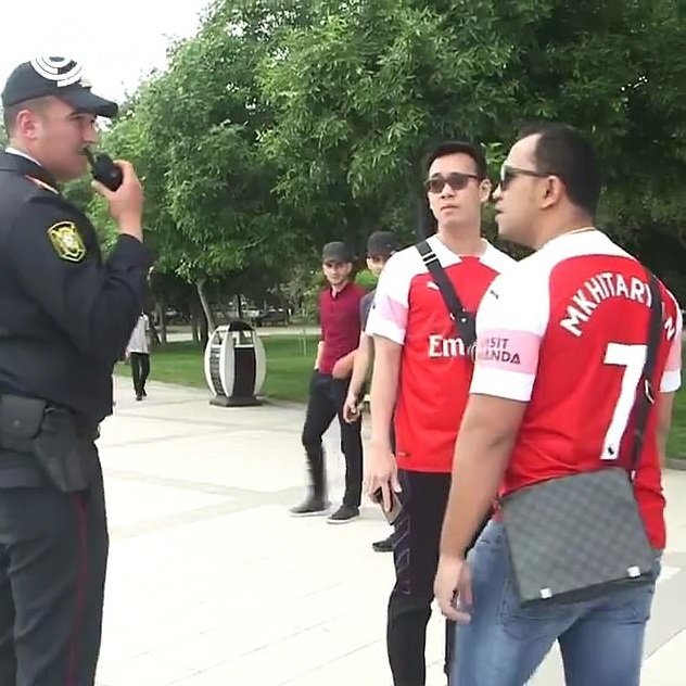 Mchitarjan je Arménec, čili pochází ze země, která s Ázerbájdžánem vede spory. Sám hráč raději do Baku vůbec neodcestoval kvůli bezpečnosti