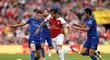 Henrikh Mkhitaryan se snaží projít mezi dvojicí hráčů londýnské Chelsea