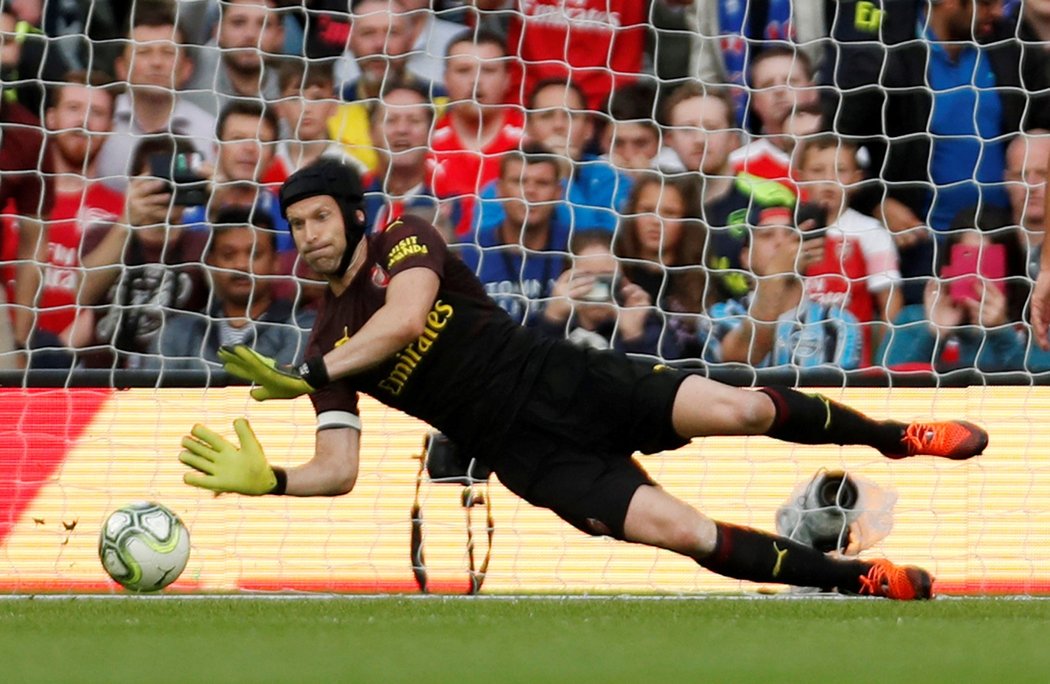 Petr Čech se vytáhl, když v zápase proti Chelsea vychytal penaltu Alvaru Moratovi