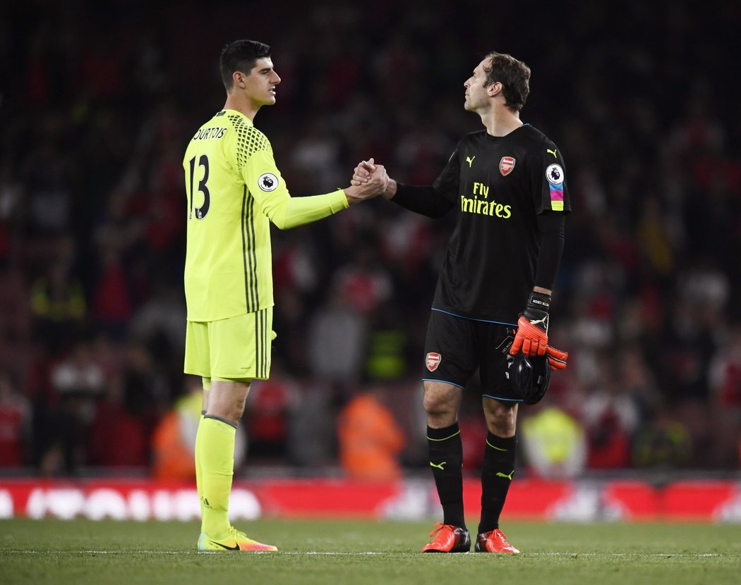 Courtois s Čechem se srdečně zdravili po utkání Chelsea s Arsenalem