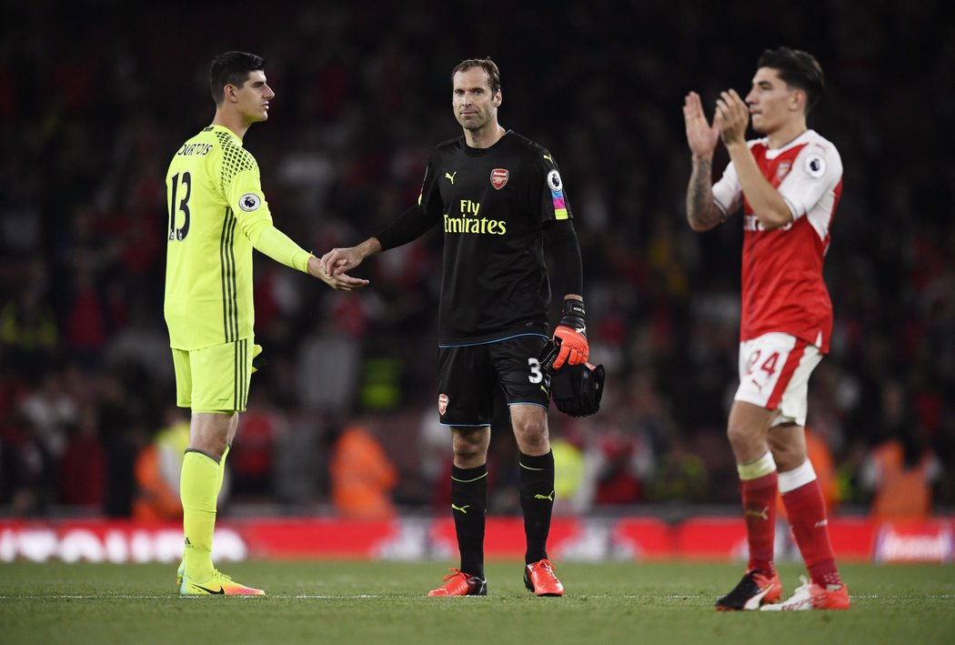 Gólman Chelsea Thibaut Courtois gratuluje Petru Čechovi k výhře Arsenalu