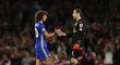 Stoper Chelsea David Luiz zdraví Petra Čecha z Arsenalu