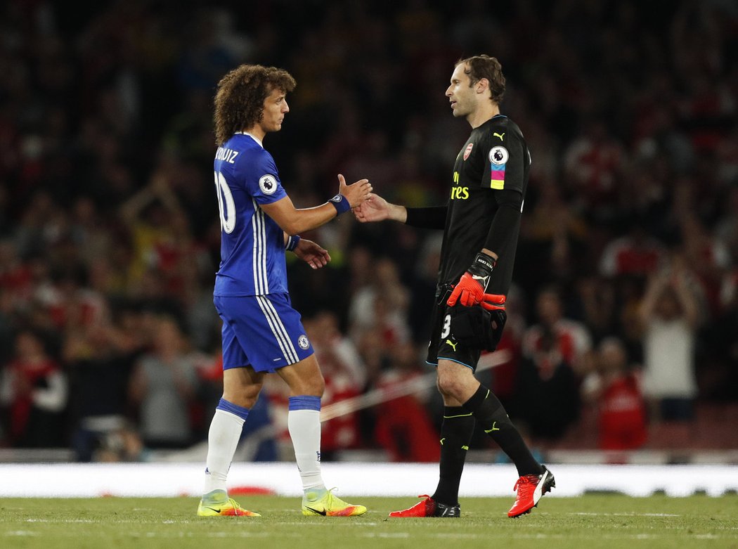 Stoper Chelsea David Luiz zdraví Petra Čecha z Arsenalu