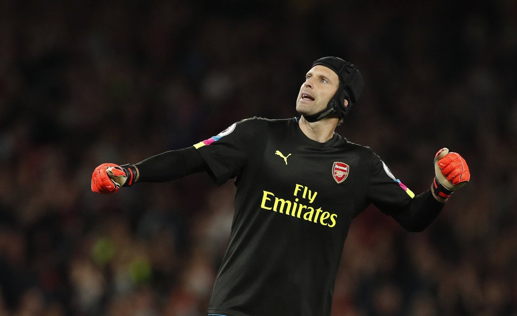 Petr Čech má radost, Arsenalu pomohl k cenné výhře nad Chelsea