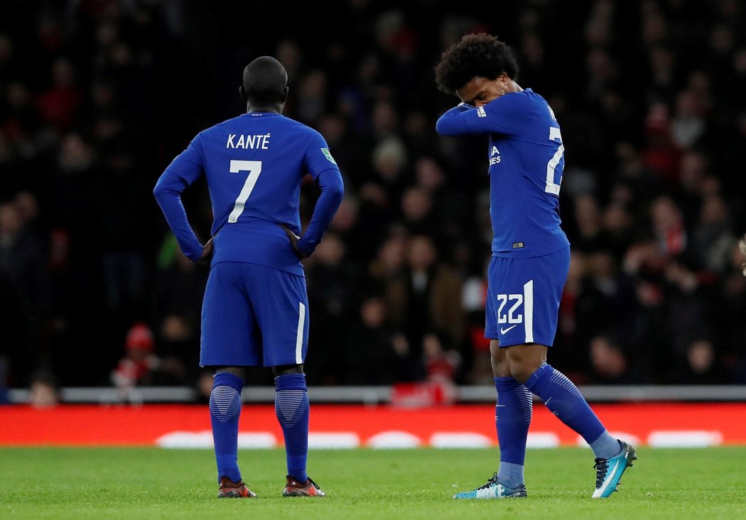 Fotbalisté Chelsea smutní po inkasovaném gólu od Arsenalu