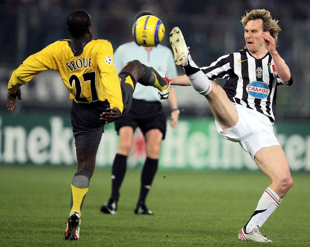 Při zápasech Ligy mistrů se Emmanuel Eboue potkával s legendárními hráči, na snímu například s Pavlem Nedvědem v dresu Juventusu