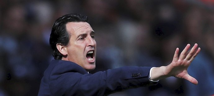 Trenér Arsenalu Unai Emery během utkání často emotivně diriguje své svěřence