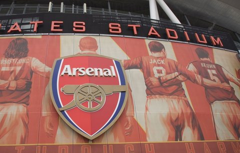 Stadion Arsenalu zdobí velký portrét 32 legend držících se kolem ramen