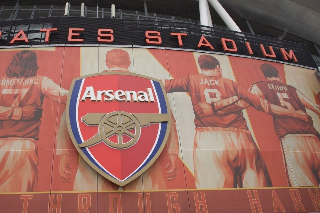 Na hřišti Emirates stadionu se nejspíš za pár let bude prohánět i Zayn.