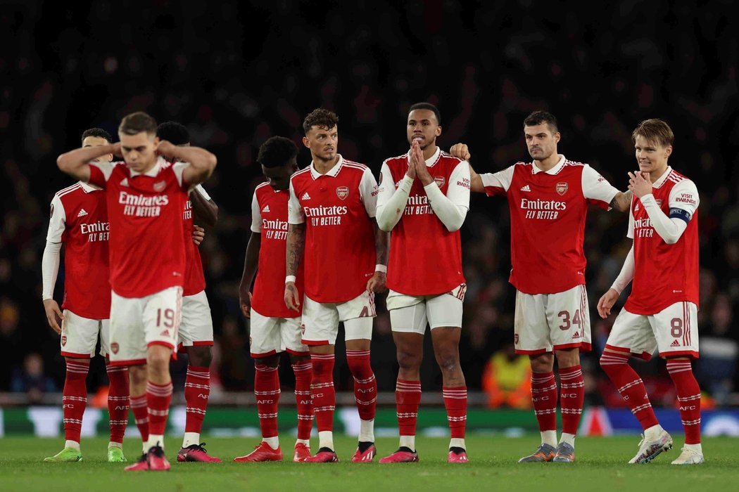Zklamaní hráči Arsenalu po prohře na penalty a konci v Evropské lize