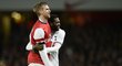 Obránce Arsenalu Per Mertesacker si vysloužil speciální pozornost Emmanuela Adebyora z Tottenhamu v utkání FA Cupu. Arsenal vyhrál 2:0
