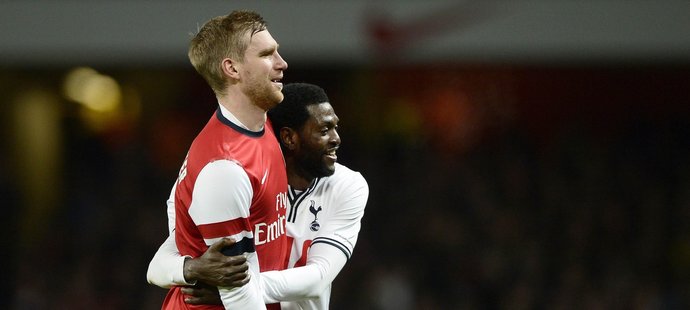 Obránce Arsenalu Per Mertesacker si vysloužil speciální pozornost Emmanuela Adebyora z Tottenhamu v utkání FA Cupu. Arsenal vyhrál 2:0