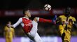 Bek Arsenalu Gabriel bojuje o míč v zápase se Suttonem