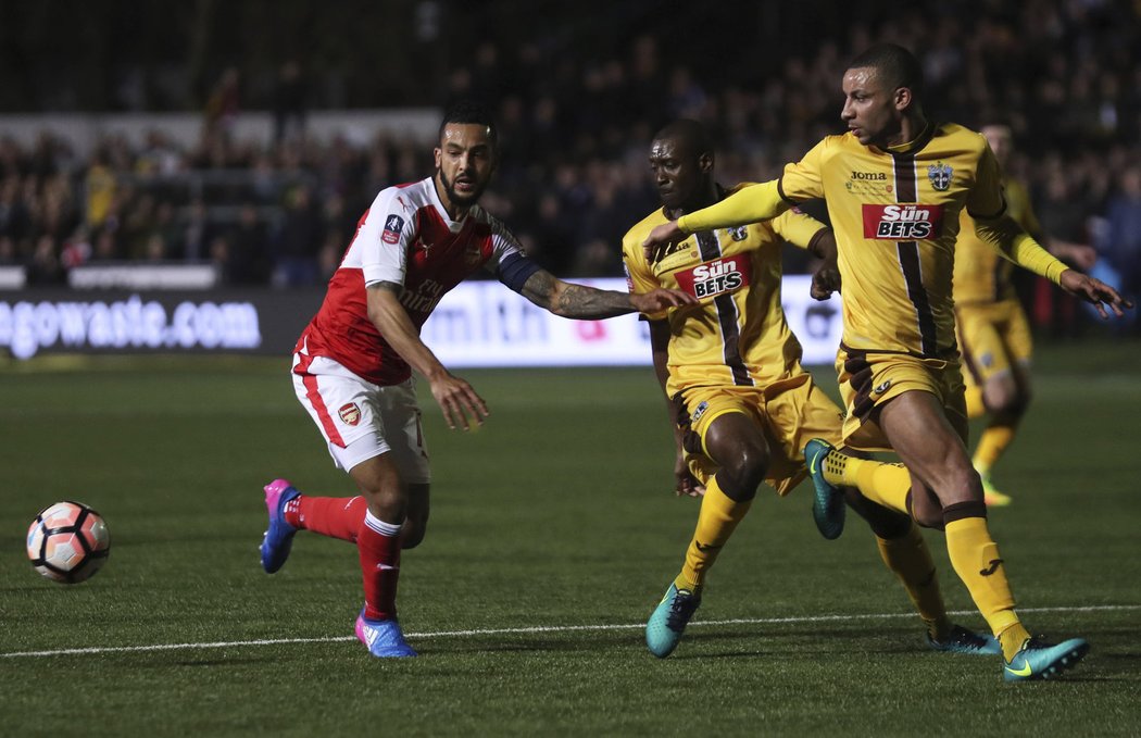 Theo Walcott vedl Arsenal do pohárového utkání jako kapitán