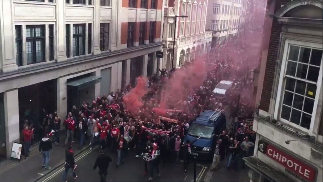 Fanoušci německého Kolínu v Londýně před zápasem s Arsenalem