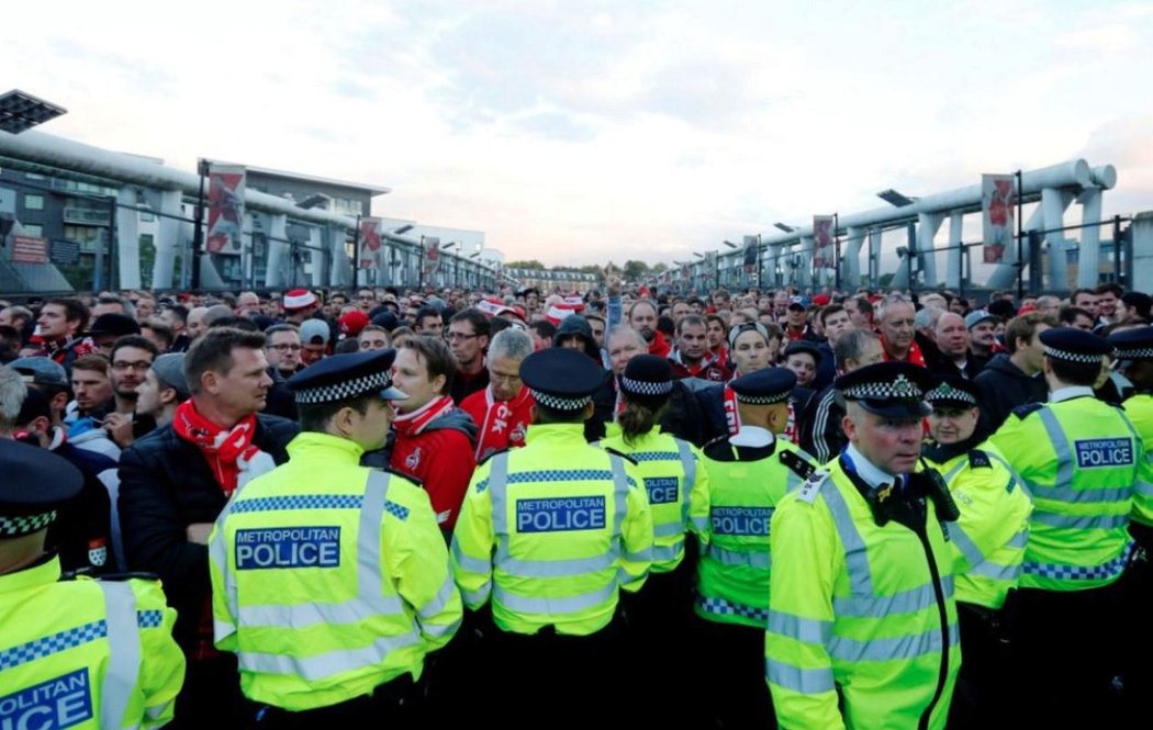 Fanoušci se před utkáním s Arsenalem marně pokoušeli dostat na stadion, zápas musel být o jednu hodinu odložený