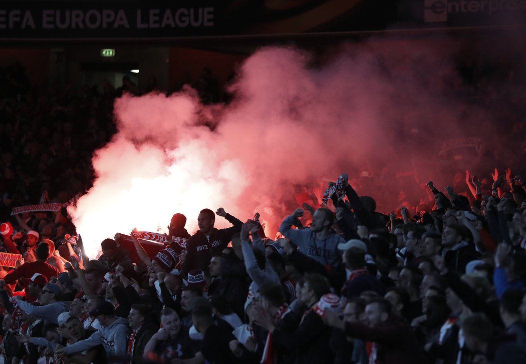 Fanoušci Kolína během utkání Evropské ligy na stadionu Arsenalu