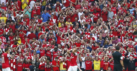 Gesto zmaru v podání hráčů Arsenalu a jejich fanoušků
