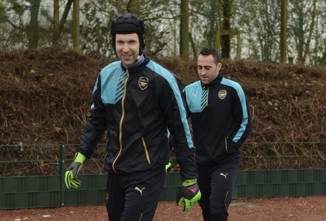 Petr Čech jde na trénink s druhým gólmanem Arsenalu Davidem Ospinou před duelem s Barcelonou