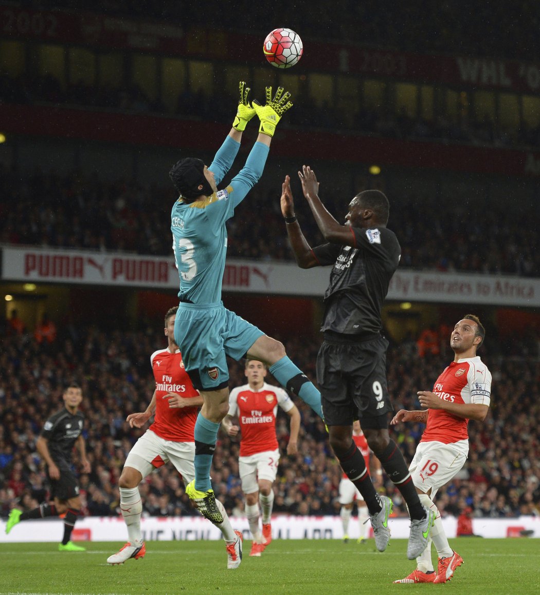 Petr Čech sbírá balon ve vzdušném souboji v utkání s Liverpoolem