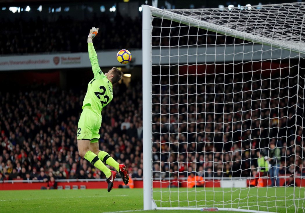 Simon Mignolet nepředvedl dobrý zákrok před gólem Arsenalu na 2:2