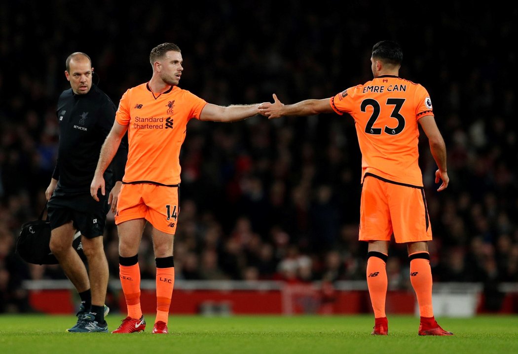 Jordan Henderson a Emre Can si plácají rukou po obranném zákroku