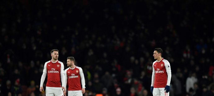 Zklamaní hráči Arsenalu po obdržené brance od Manchesteru City