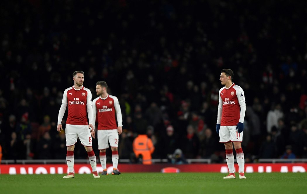 Zklamaní hráči Arsenalu po obdržené brance od Manchesteru City