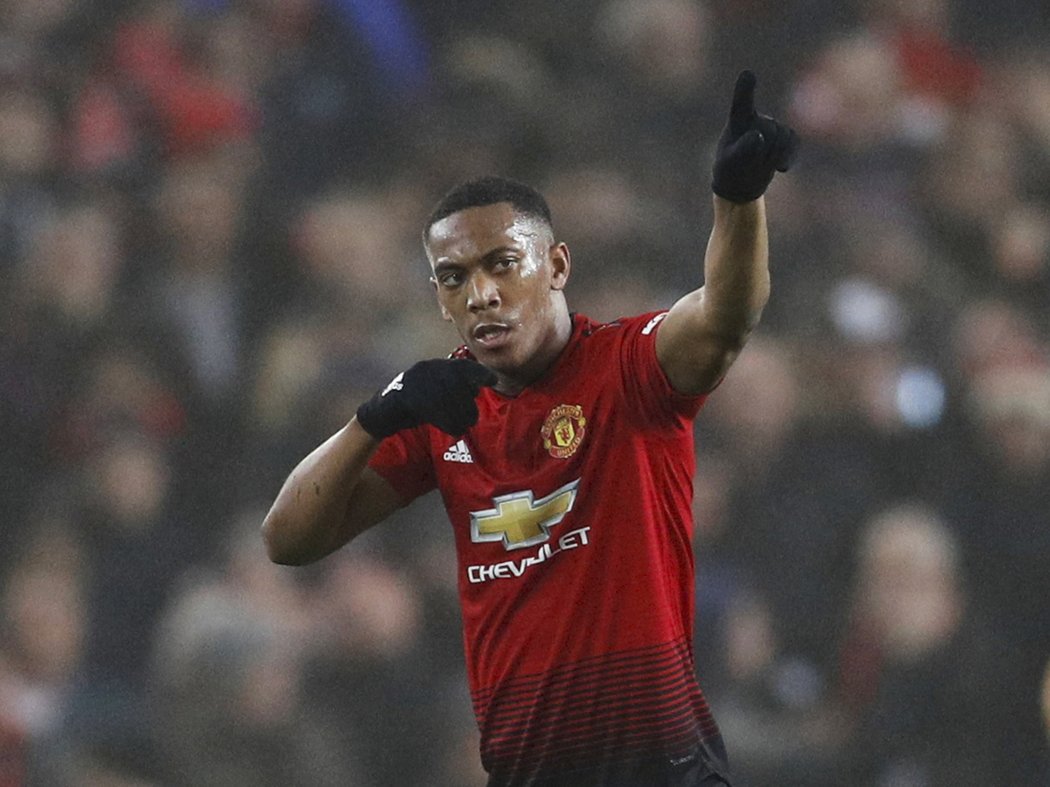 Anthony Martial z Manchesteru se raduje z gólu, kterým v utkání proti Arsenalu vyrovnal na 1:1