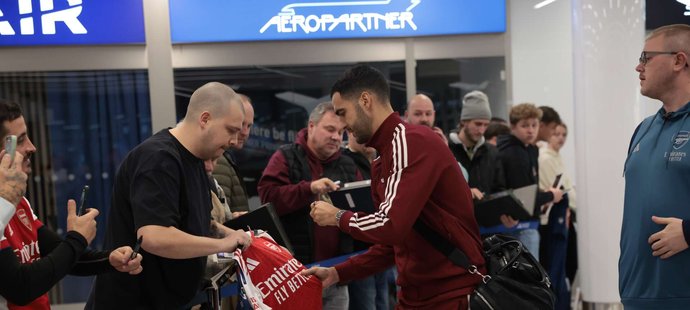 Mikel Merino rozdává podpisy po příletu do Prahy