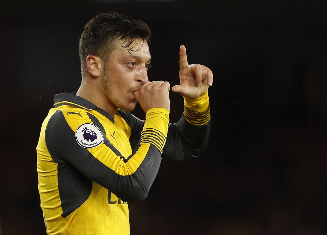 Německý reprezentant Mesut Özil se raduje z gólu v utkání Arsenalu s Middlesbrough