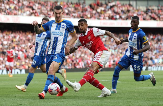 Reiss Nelson v duelu proti Brightonu Reiss Nelson v duelu proti Brightonu