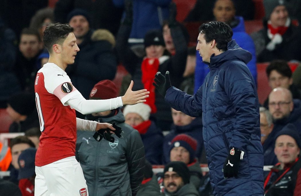 Mesut Özil (vlevo) a trenér Arsenalu Unai Emery