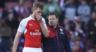 Problémy pro Arsenal? Mertesacker prý může chybět až pět měsíců