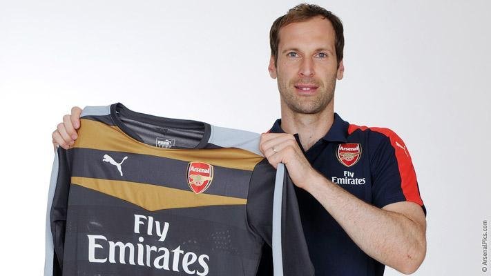 Petr Čech pózuje s dresem Arsenalu, kam přestoupil po 11 letech v Chelsea