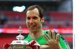 Petr Čech slavil s Arsenalem zisk FA Cupu.