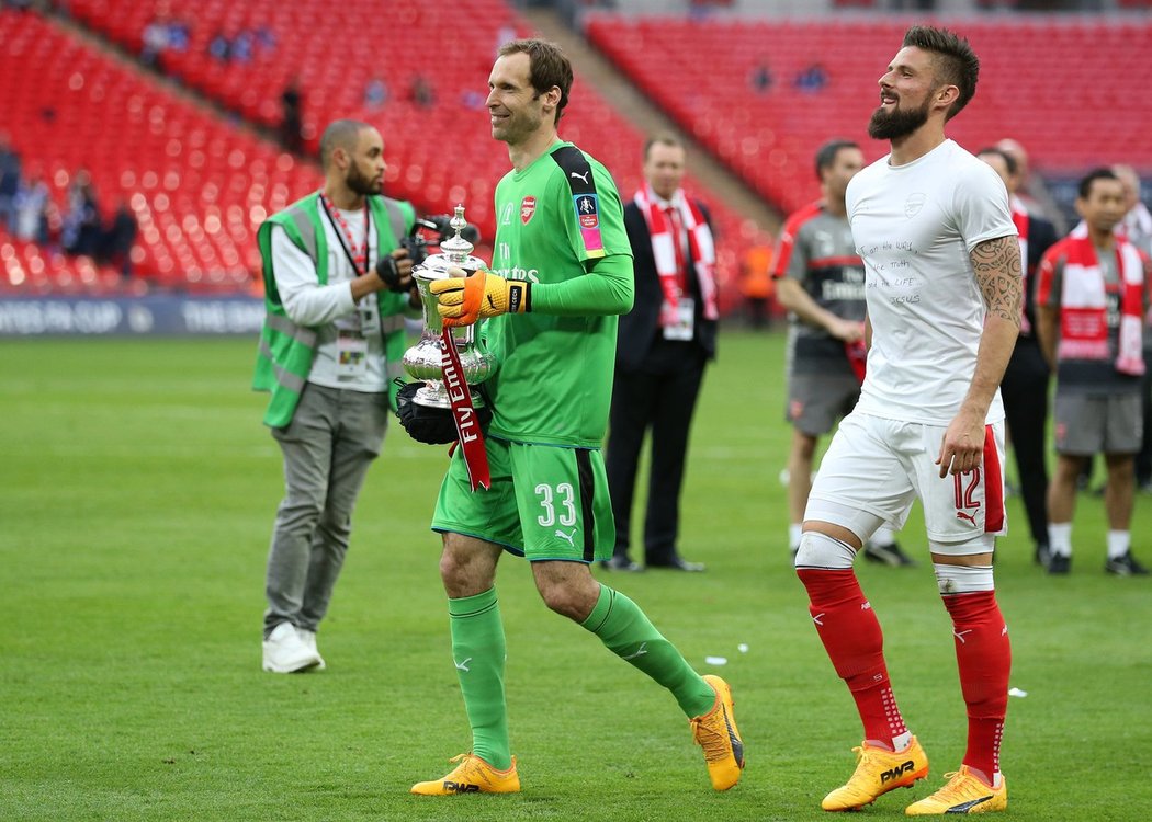 Petr Čech slavil s Arsenalem zisk FA Cupu.