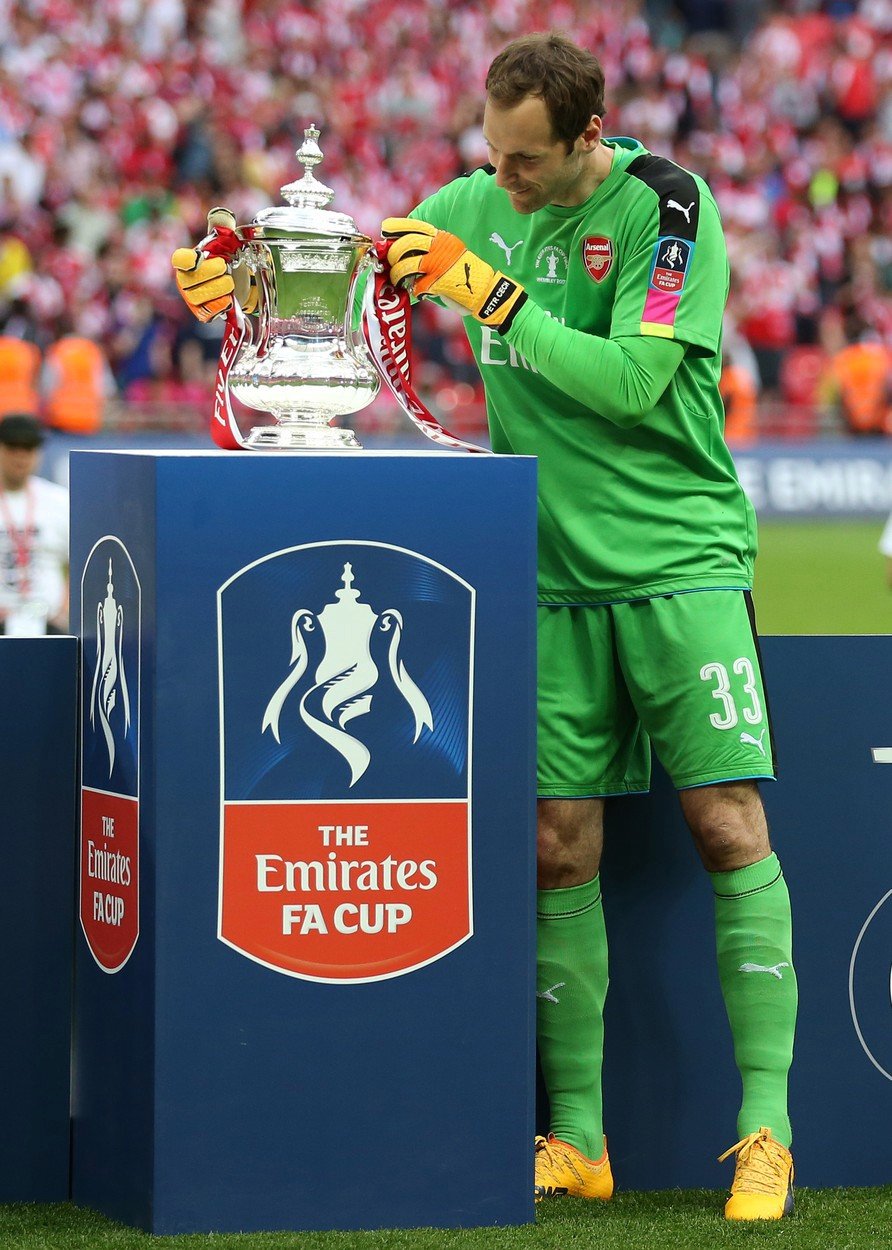 Petr Čech slavil s Arsenalem zisk FA Cupu.
