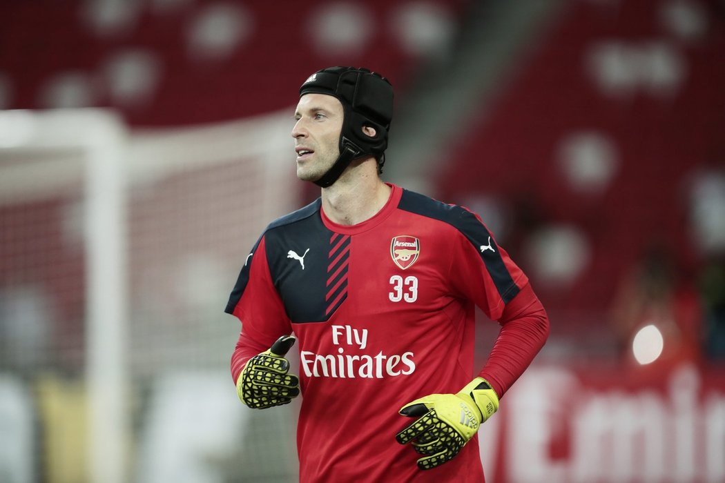 Brankář Petr Čech na tréninku v Singapuru.