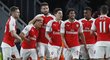 Fotbalisté Arsenalu s Petrem Čechem v brance porazili v utkání 30. kola anglické ligy West Bromwich 2:0