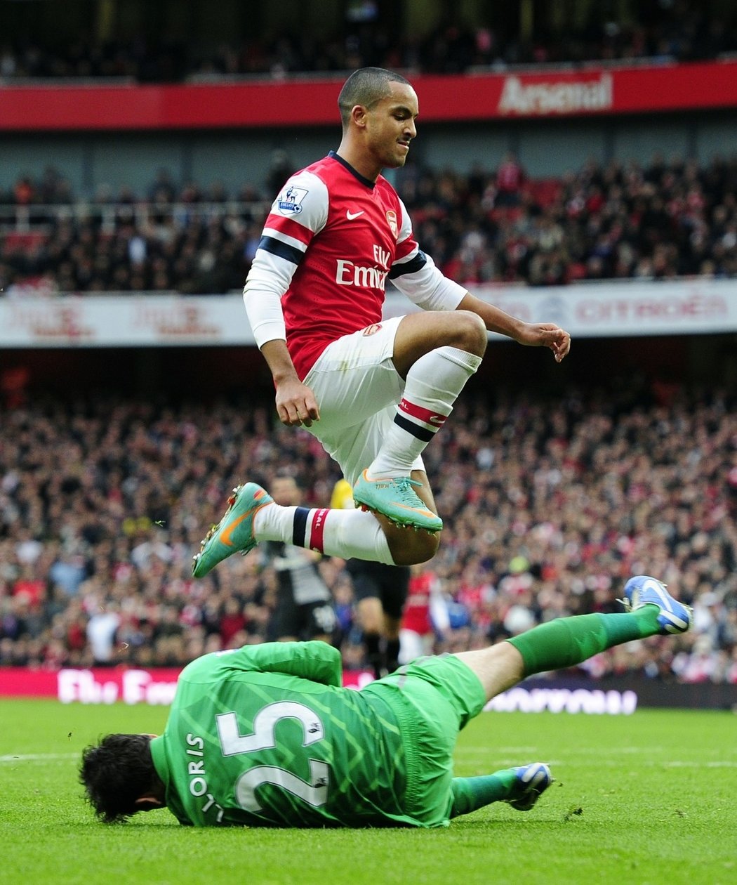 Absence Thea Walcotta v kalendáři Arsenalu nahrála spekulacím o jeho budoucnosti