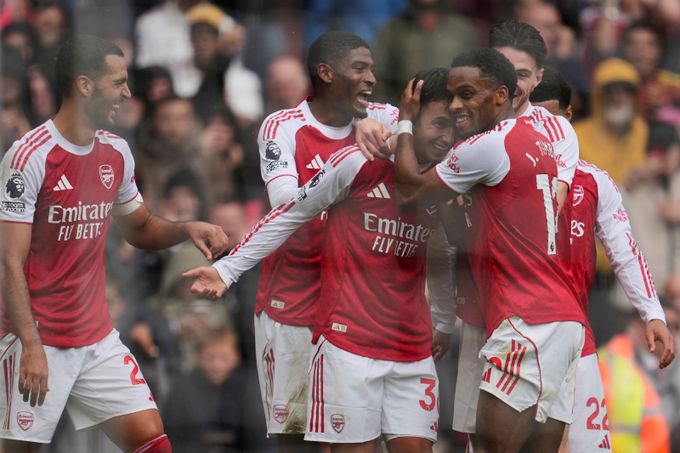 Arsenal se rozjel, ale hraje proti domácí nemesis. Diouf? Jeden z objevů ligy Arsenal se rozjel, ale hraje proti domácí nemesis. Diouf? Jeden z objevů ligy